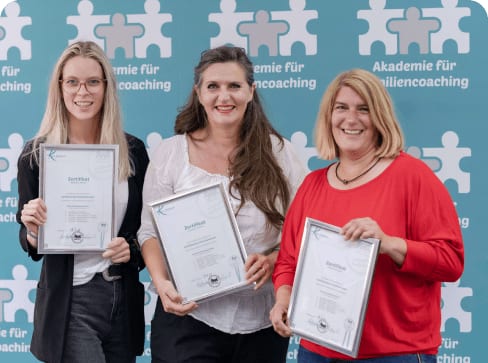 Absolventin mit ihrem Zertifikat